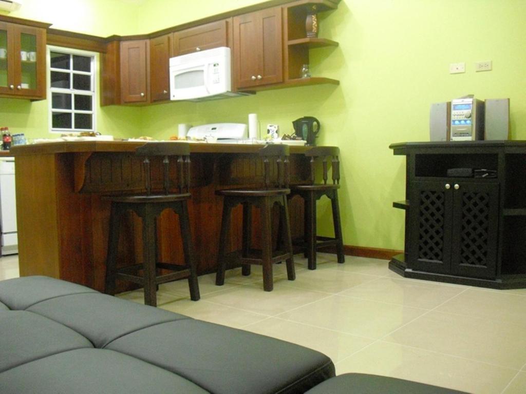 Piarco Village Suites Luaran gambar